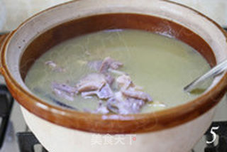 秋寒霜降喝汤暖胃 山笋野菌土鸡汤的做法步骤:5