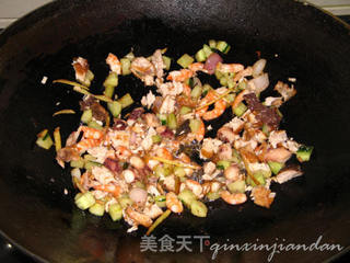 海鲜炒饭--剩饭利用的做法步骤:4