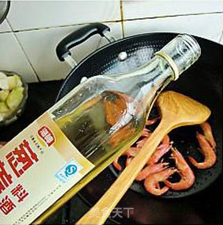 家常补钙靓汤----芋头豆腐鲜虾汤的做法步骤:3