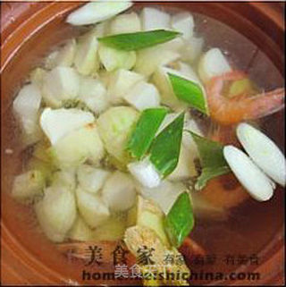 家常补钙靓汤----芋头豆腐鲜虾汤的做法步骤:4