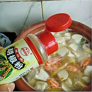 家常补钙靓汤----芋头豆腐鲜虾汤的做法步骤:7