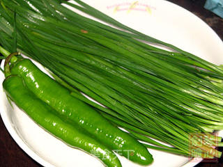 非常美食--韭菜炒蚕蛹的做法步骤:2