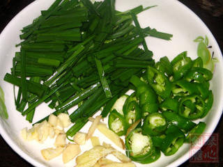 非常美食--韭菜炒蚕蛹的做法步骤:3