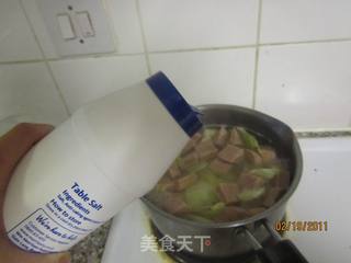 午餐肉也能做出美味汤——午餐肉包菜鸡蛋汤的做法步骤：5