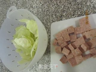 午餐肉也能做出美味汤——午餐肉包菜鸡蛋汤的做法步骤:2