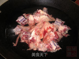 口蘑胡萝卜牛尾汤的做法步骤:2