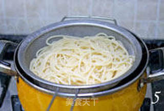 美味西餐简单做 蘑菇肉酱意面的做法步骤:5
