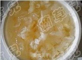 银耳炖鹌鹑蛋的做法步骤:2