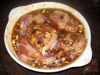蒜香烤猪面肉的做法步骤:2