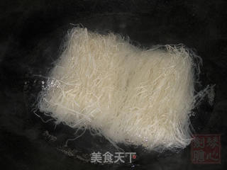 洋葱虾米炒米粉的做法步骤:2
