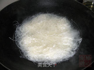 洋葱虾米炒米粉的做法步骤:3