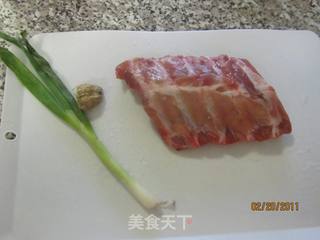 电饭锅也能煲出美味汤——排骨海带汤的做法步骤：2