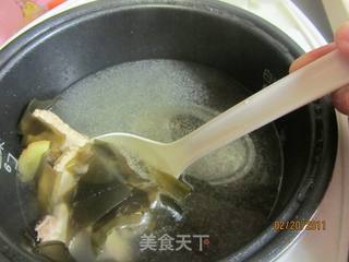 电饭锅也能煲出美味汤——排骨海带汤的做法步骤：9