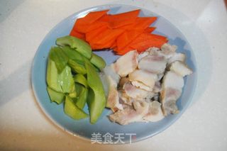 回锅肉盖浇蝴蝶面的做法步骤：1