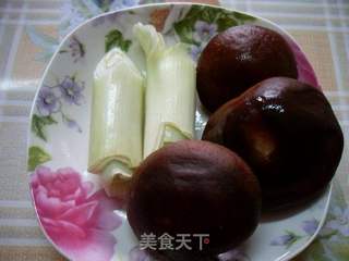 香菇扒油菜——家庭版的做法步骤：1