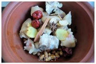 浓香猪蹄花生煲的做法步骤:4