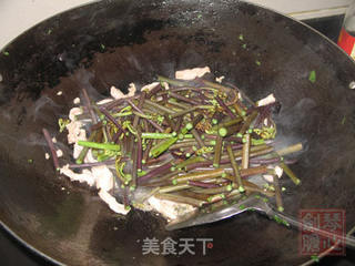 猪板根炒蕨菜的做法步骤:7