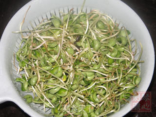 咸肉炒黑豆芽的做法步骤:3