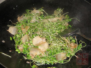 咸肉炒黑豆芽的做法步骤:5