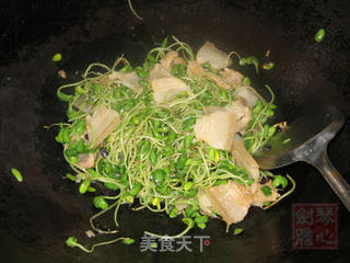 咸肉炒黑豆芽的做法步骤:6