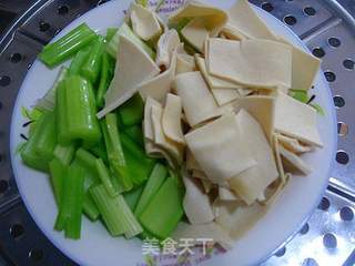 西芹炒豆皮的做法步骤：1