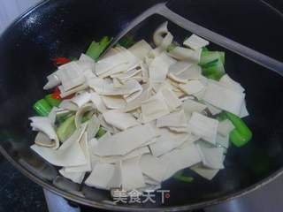 西芹炒豆皮的做法步骤：6