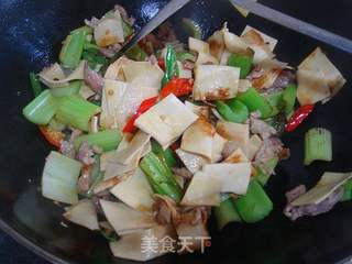 西芹炒豆皮的做法步骤：7