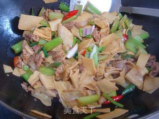 西芹炒豆皮的做法步骤：8