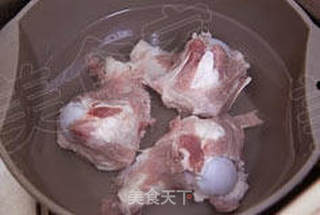 宝宝餐系列:万能骨头汤,附胡萝卜泥的做法步骤:2