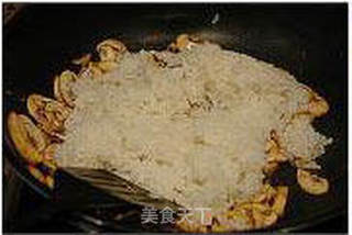 焗烤蘑菇海鲜饭的做法步骤：7
