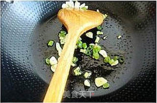 土豆洋葱香肠丁的做法步骤:2