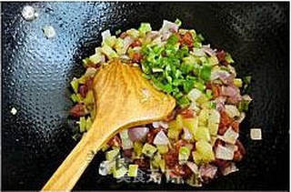 土豆洋葱香肠丁的做法步骤:6