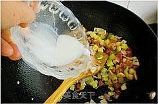 土豆洋葱香肠丁的做法步骤:7