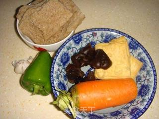 烤麸焖鸡腿的做法步骤:2