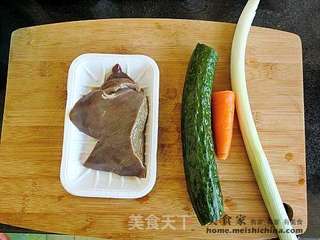 黄瓜炒猪肝的做法步骤：1