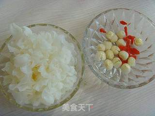 丰胸圣品----木瓜银耳炖牛奶的做法步骤:2