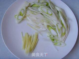 葱爆羊肉的做法步骤:2