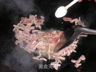 像盛开墨绿菊花-----塔苦菜花菇肉丝年糕汤的做法步骤:3