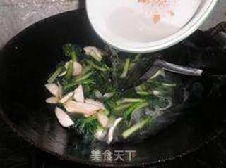 像盛开墨绿菊花-----塔苦菜花菇肉丝年糕汤的做法步骤:6
