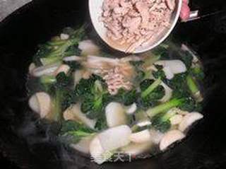 像盛开墨绿菊花-----塔苦菜花菇肉丝年糕汤的做法步骤:9