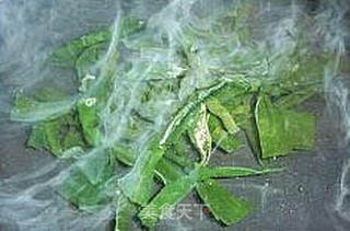 家常汤羹---萝卜海带大骨汤的做法步骤:2