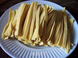 肉丝千张炒韭菜的做法步骤：1