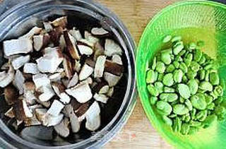 香菇炒蚕豆的做法步骤:2