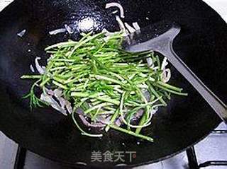 芦蒿炒咸肉的做法步骤:4