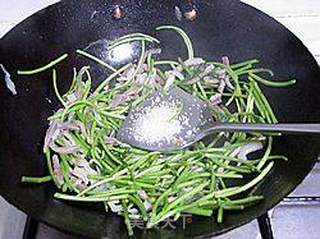 芦蒿炒咸肉的做法步骤:5