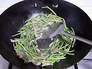 芦蒿炒咸肉的做法步骤:6