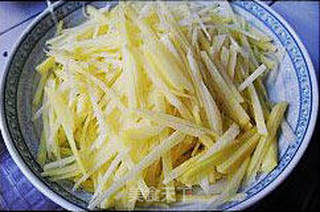 三步轻松搞掂：酸辣土豆丝的做法步骤：1