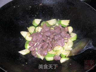 猪面肉炒西葫芦的做法步骤：6