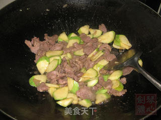 猪面肉炒西葫芦的做法步骤：7