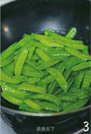 【蒜香培根炒荷兰豆】——荷兰豆爽脆的小秘密的做法步骤:3